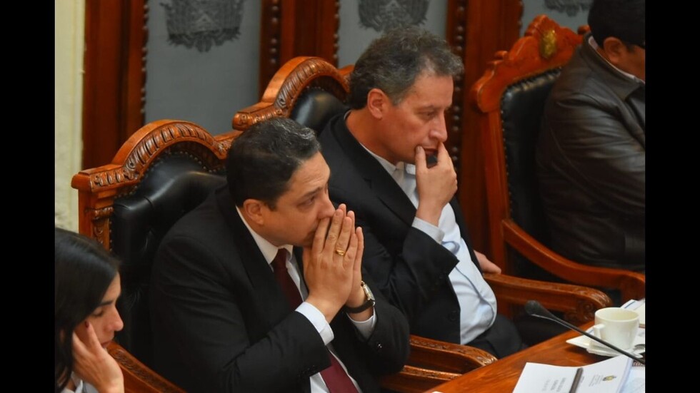 El MAS da su voto de confianza a dos ministros por caso Quiborax