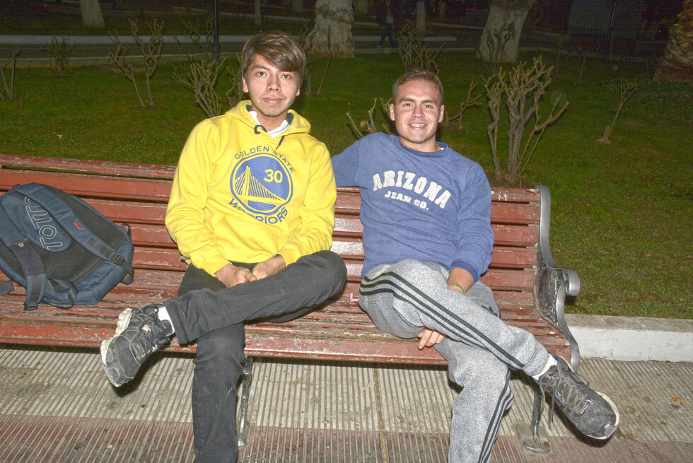 Junte de amigos en la    Plaza Sucre