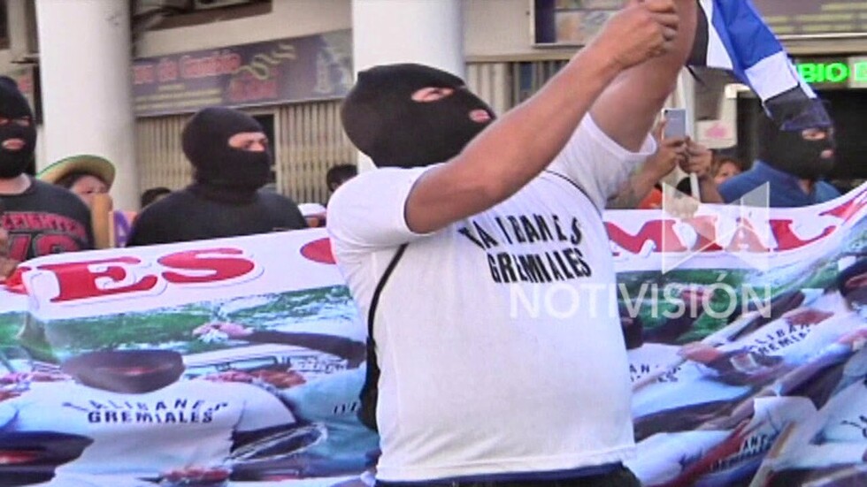 Encapuchados revelan sus rostros y se identifican como "talibanes gremiales"
