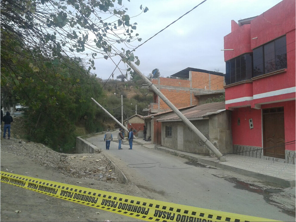Choque de auto ocasionó la caída de cinco postes
