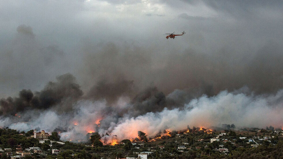 Familias unidas en un último abrazo, entre los al menos 60 muertos de incendios en Grecia
