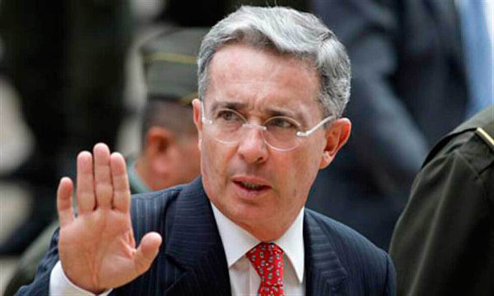 Expresidente colombiano Uribe renuncia al Senado para defenderse en investigación