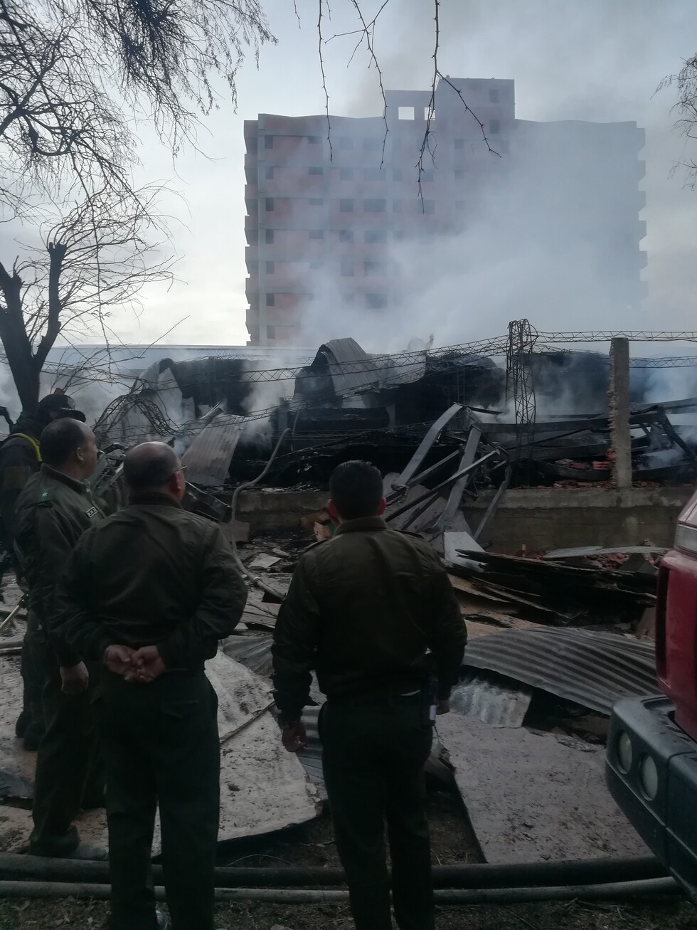 Un voraz incendio consumió tienda de melamina y madera