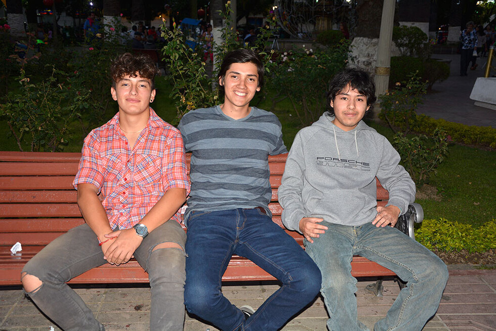Finde  con los amigos en la plaza Sucre