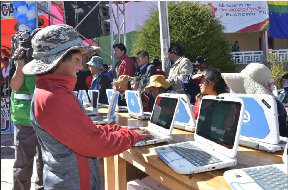 Morales entrega más de 760 computadoras Kuaa a estudiantes de Cobija