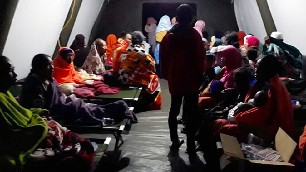 Terremoto en Indonesia deja al menos 82 muertos