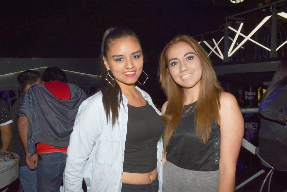De fiesta con los amigos en Bunker