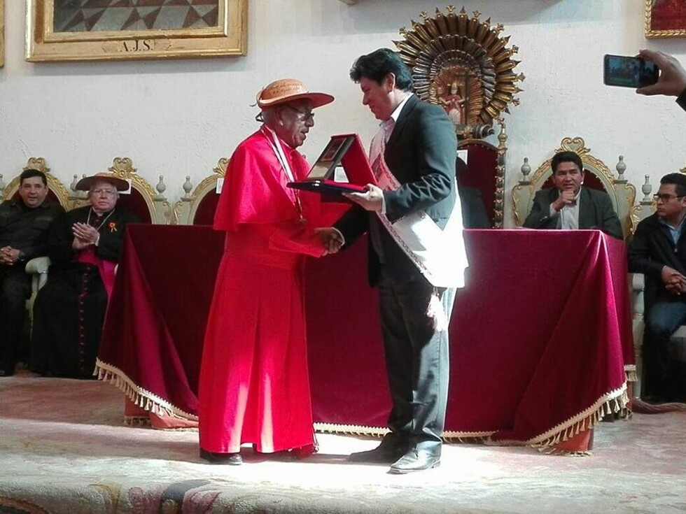 Cardenal Ticona recibe sendos honores en su visita a Sucre