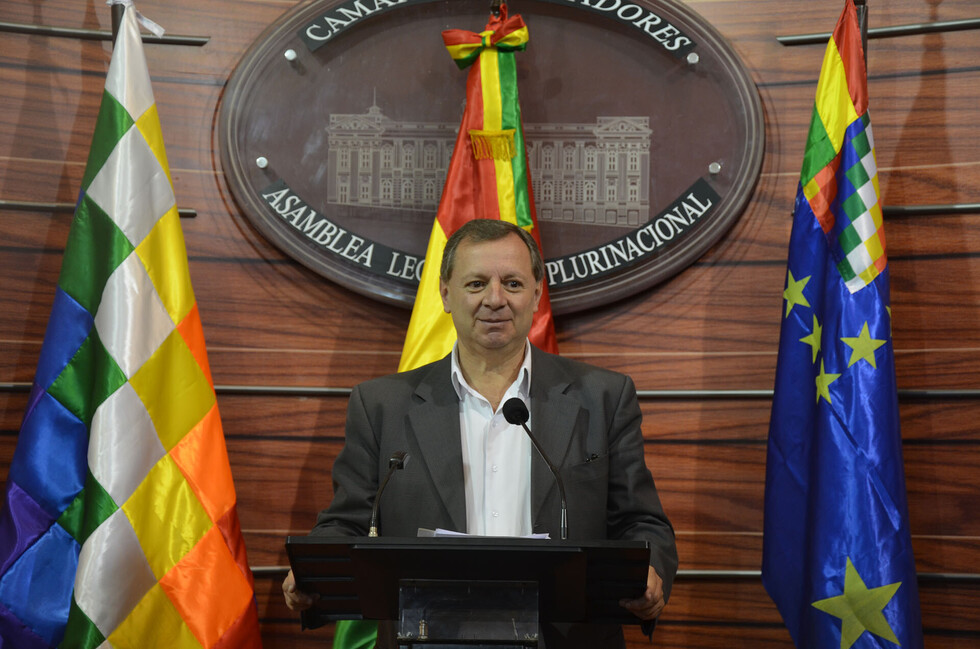 Gonzales dice que analizará levantar su renuncia por pedido de su bancada