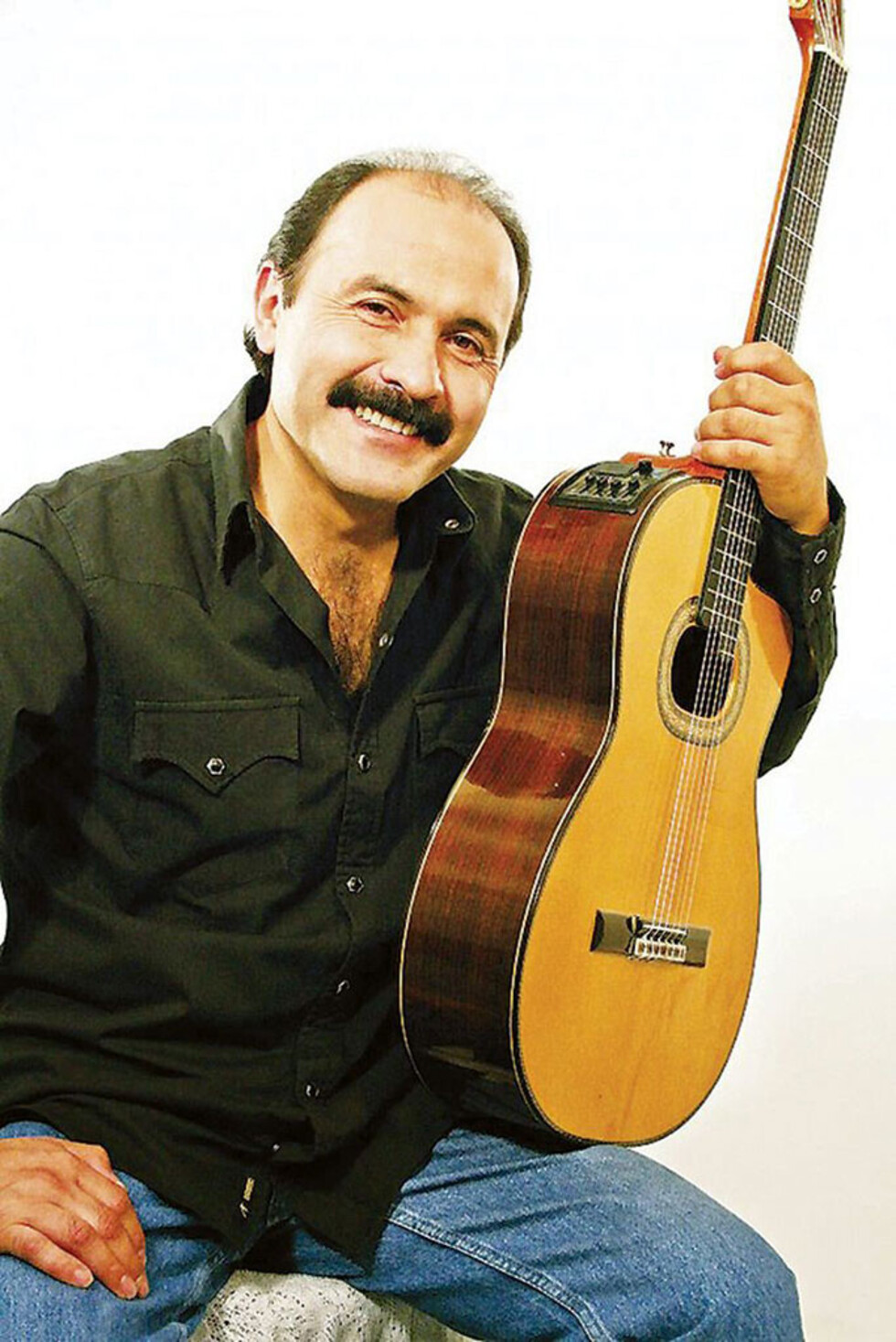 Yalo  Cuellar le canta  a Tarija