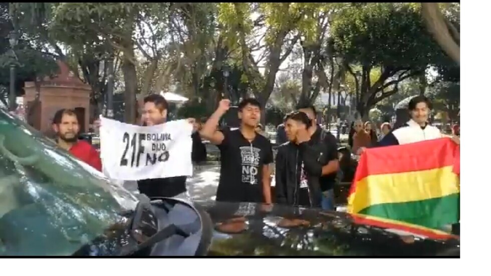 Tensión entre oficialistas y grupos del 21F en un acto al que asistía Evo en Sucre (VIDEO)
