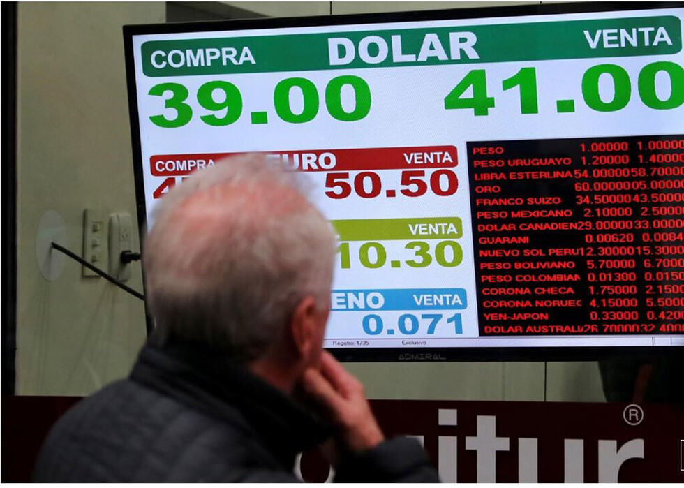 Calma retorna a mercados argentinos, inversores esperan medidas fiscales