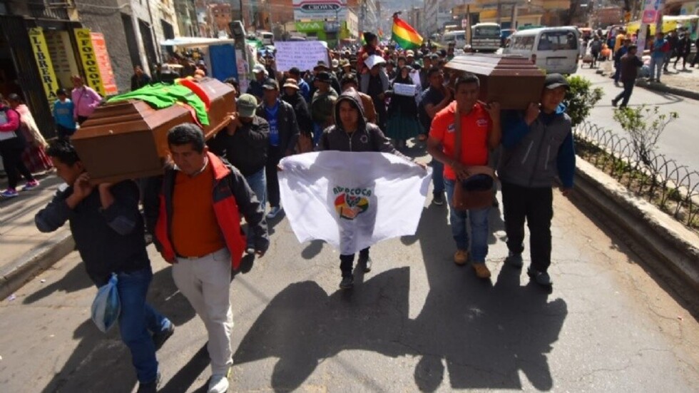 Cocaleros marchan con los ataúdes de sus caídos para pedir justicia