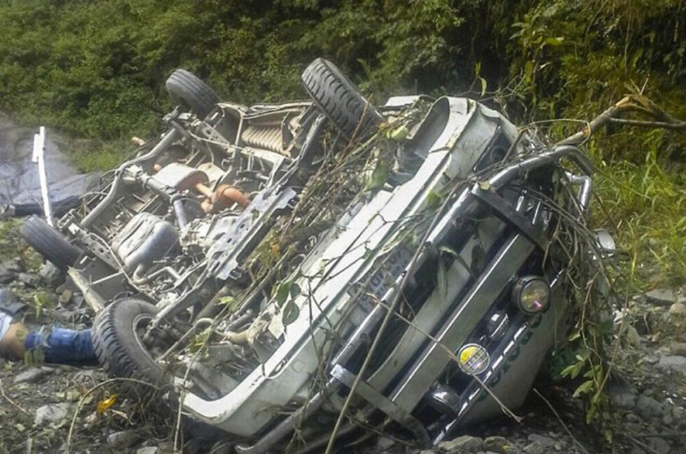 Vehículo se embarranca y deja heridos a 3 oficiales