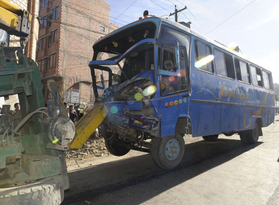 Bus con delegación de estudiantes se accidenta al llegar a Sucre