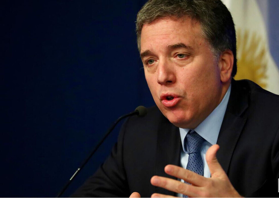 Argentina anuncia impuesto a exportaciones y recorte de gastos pero no calma a los mercados