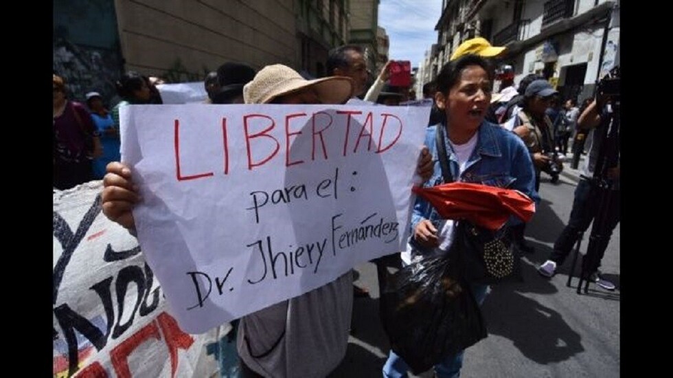 Una marcha de protesta exige la libertad de Jhiery y lanza huevos a la Fiscalía
