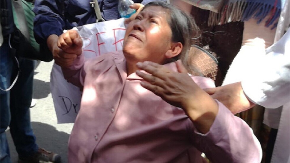De rodillas, madre de Jhiery ruega por su hijo ante el Ministerio de Justicia