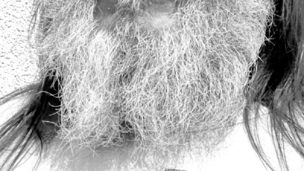 La revista Vogue publica una imagen de una modelo con barba y en las redes estallan las bromas