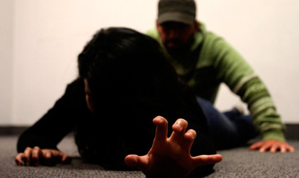 Desconocido entró a su casa, la violó y amenazó de muerte