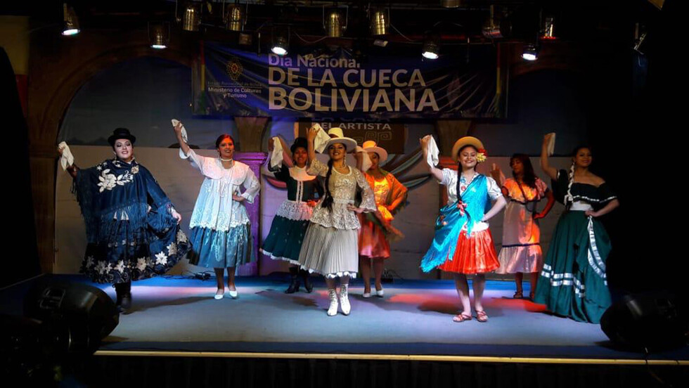 Bolivia celebra Día Nacional de la Cueca con pañuelos en alto