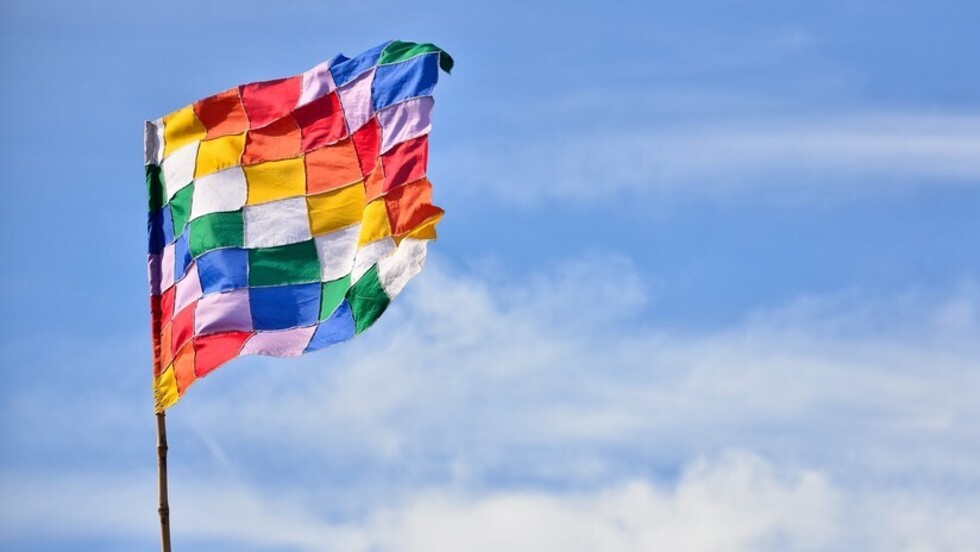 Cuelgan una bandera de la 'resistencia indígena' en el Ayuntamiento de Madrid
