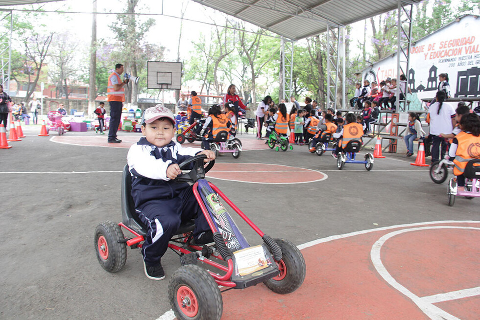 Tarde   de educación vial  con los peques