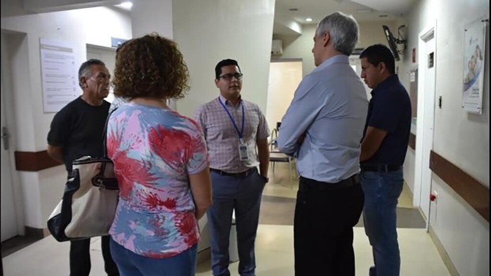 Vicepresidente recibe escupitajo de una mujer en el día de su cumpleaños