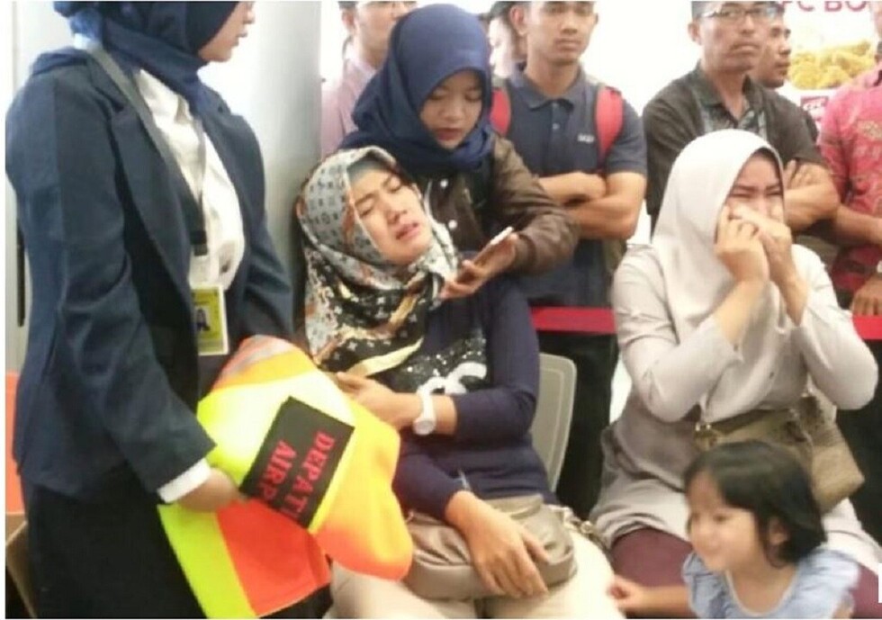 Un avión de Lion Air con 188 personas a bordo se estrella en Indonesia