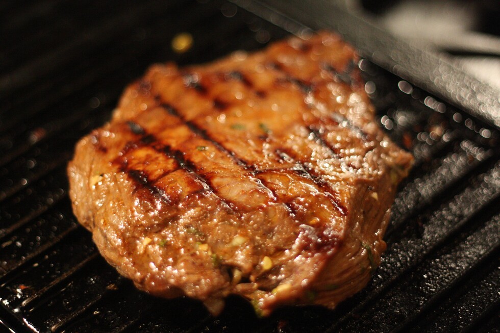 Evite comer carne en  exceso