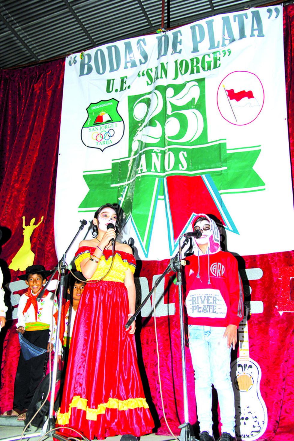 Un churo  festival de danzas en Tarija
