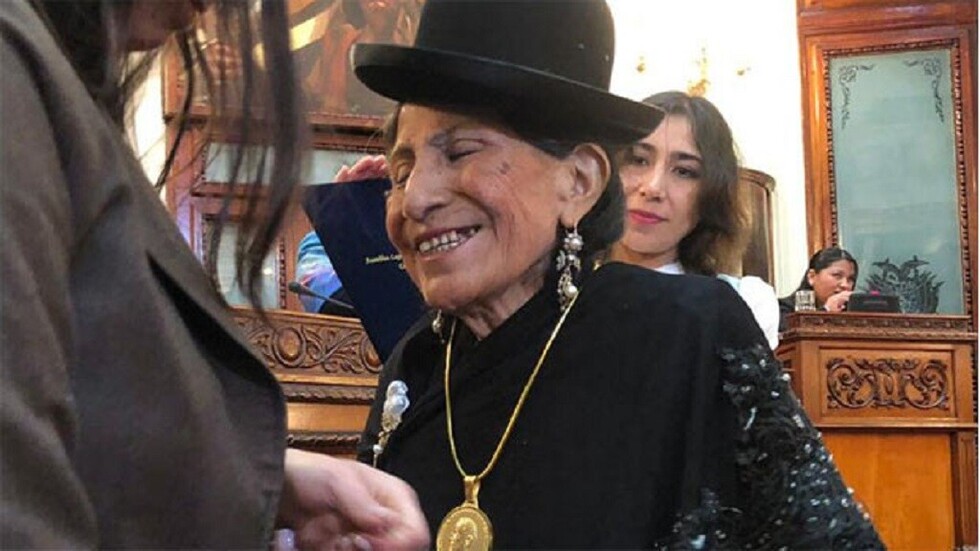 Remedios Loza recibe condecoración de Diputados