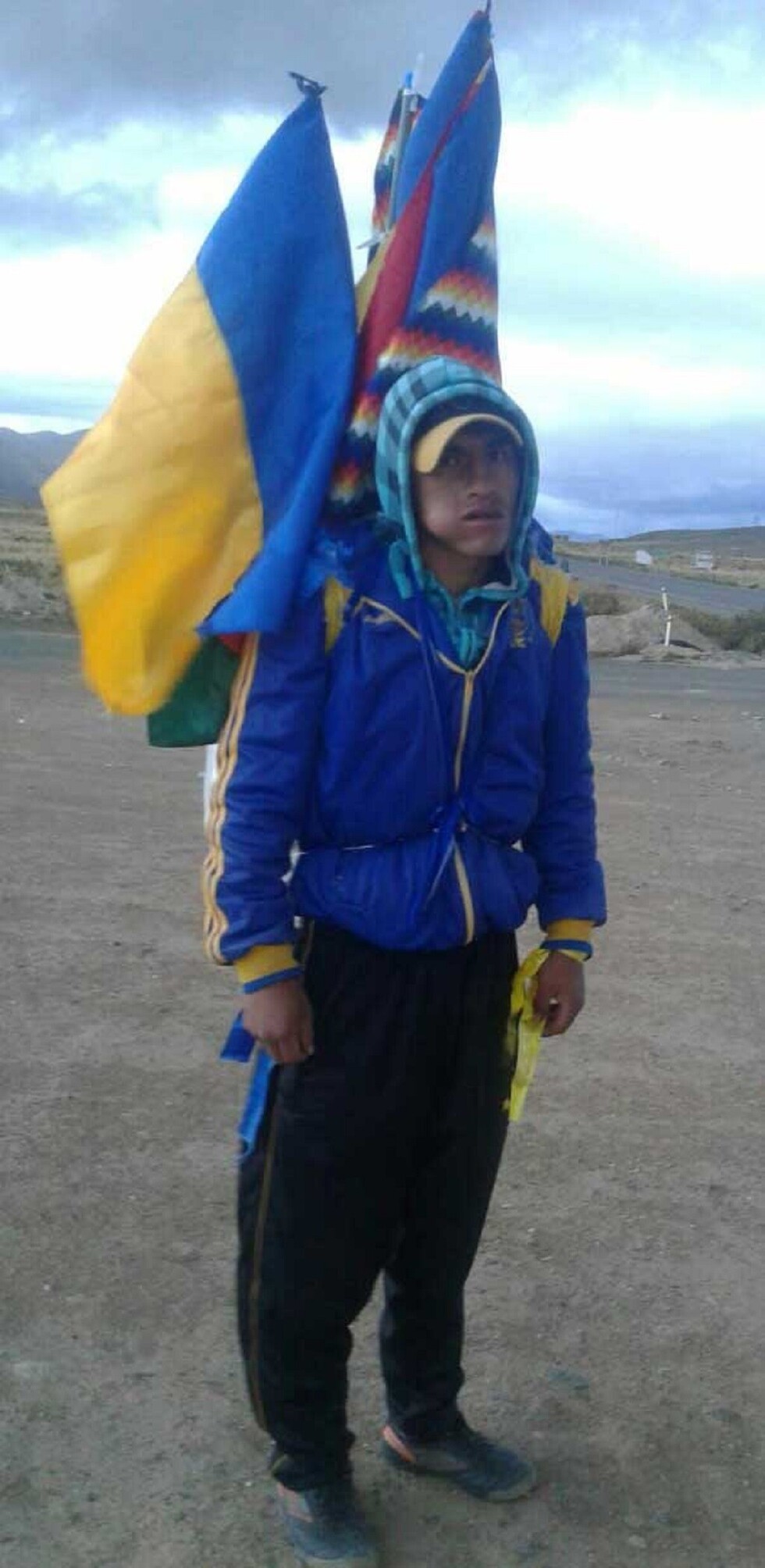 Un joven camina de Huanuni a La Paz para pedir trabajo