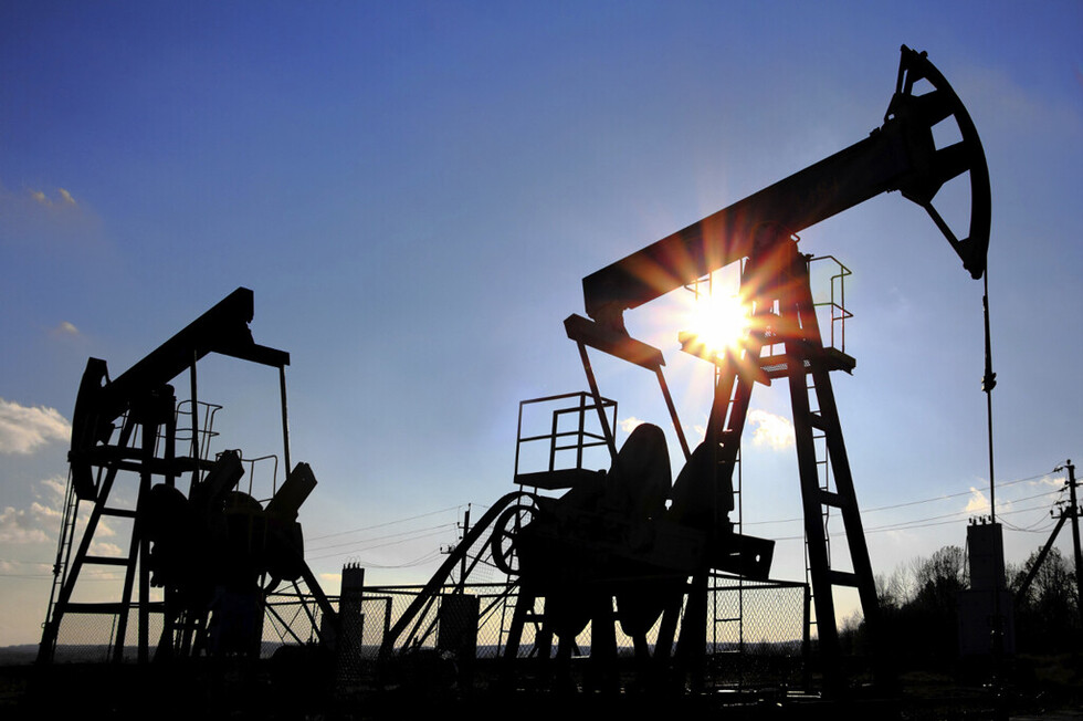 Barril de petróleo se desploma 7% a mínimo en un año