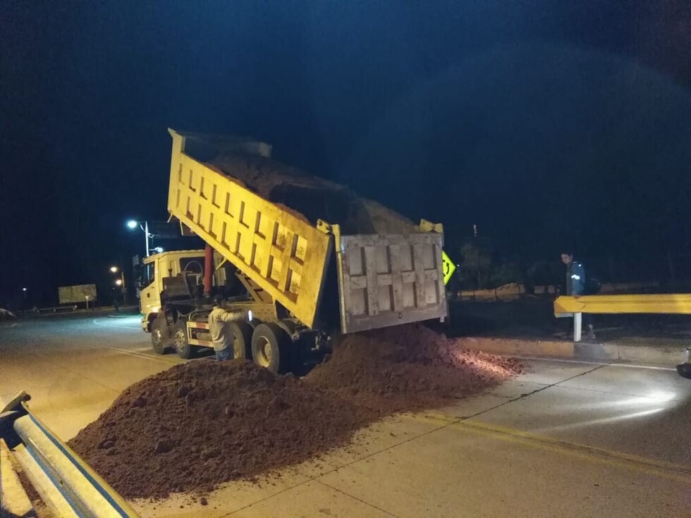 Yacuiba bloquea carretera Tarija - Santa Cruz en defensa del 45%, sigue el minuto a minuto