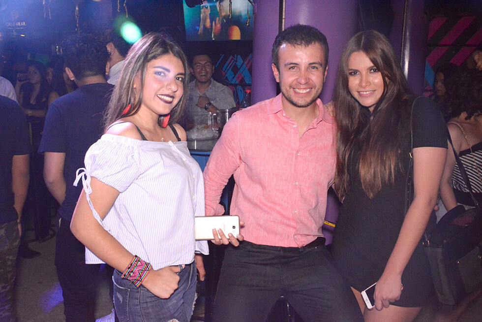 De fiesta en la disco  Perros y Gatos
