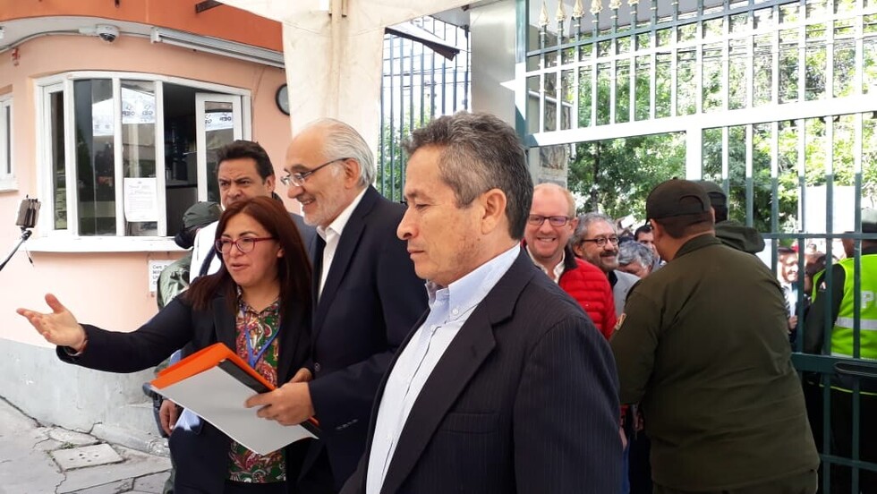 Mesa se inscribe y promete recuperar la democracia