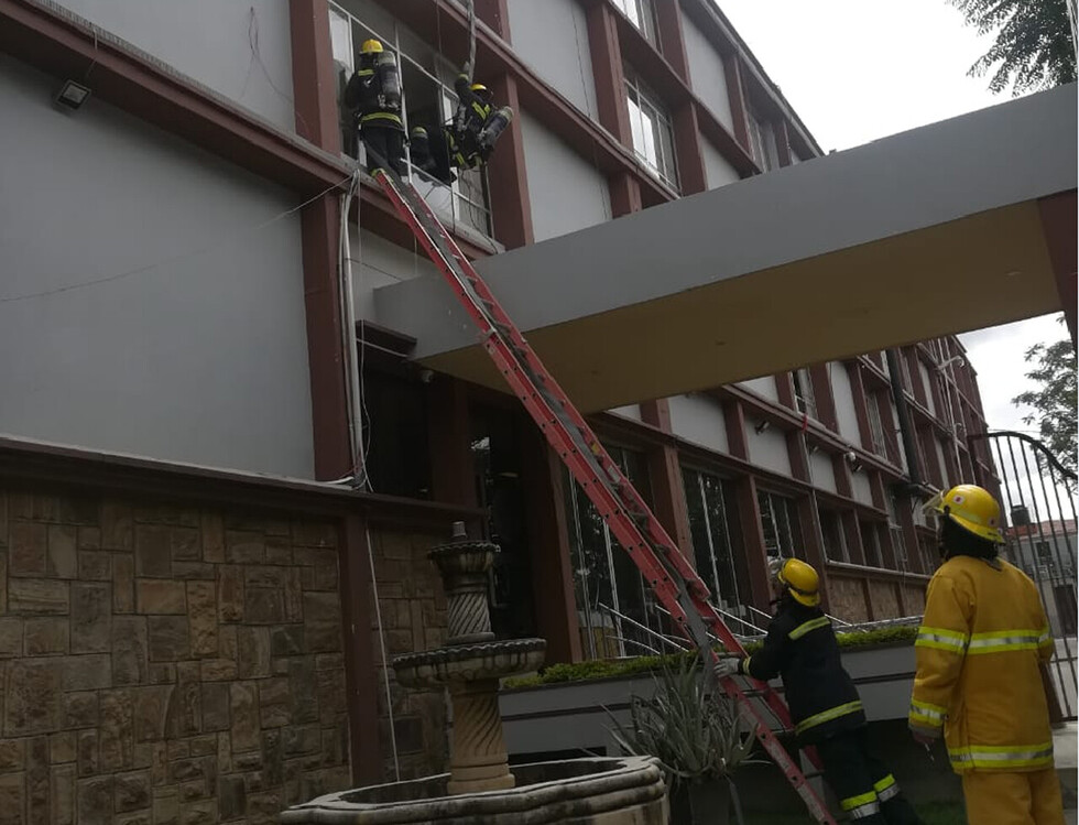 Bomberos atienden incendio y simulacro en dos horas