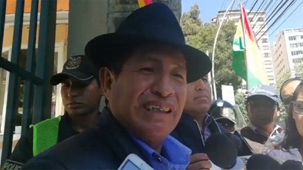 Impiden ingreso de Quispe al TSE, le reciben su impugnación en la puerta