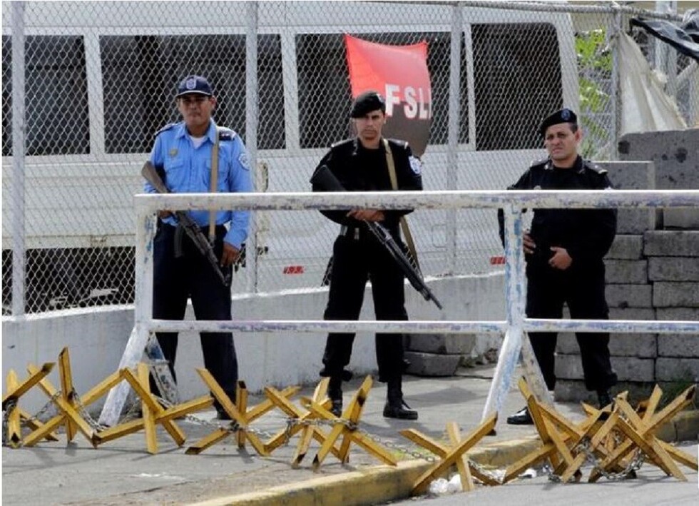 Policía de Nicaragua confisca oficinas de críticos del presidente Ortega