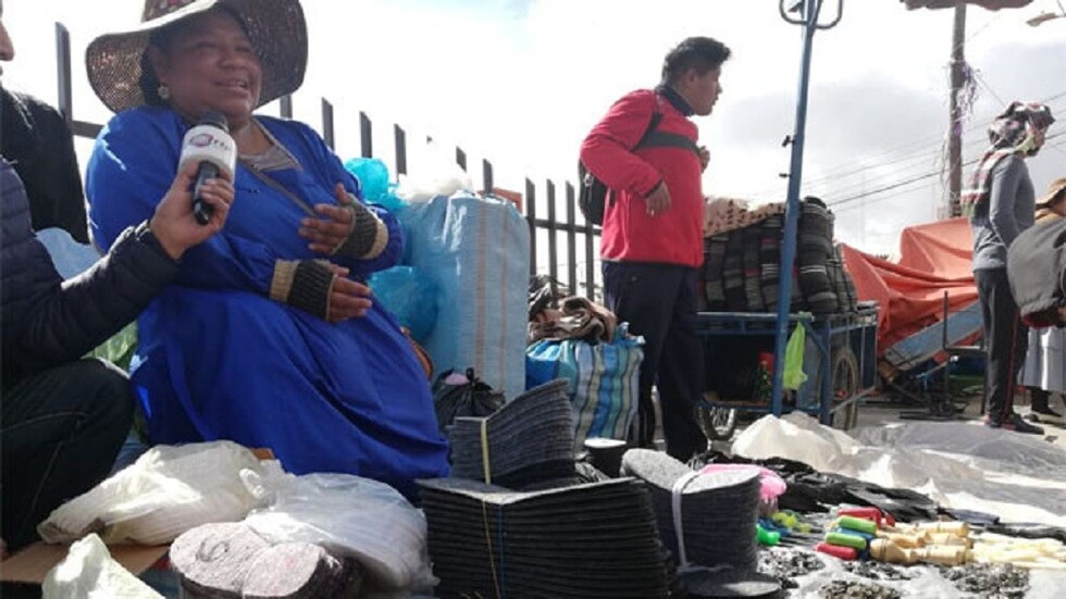 Presidenta del Concejo aprovecha el receso para vender en la Feria de El Alto
