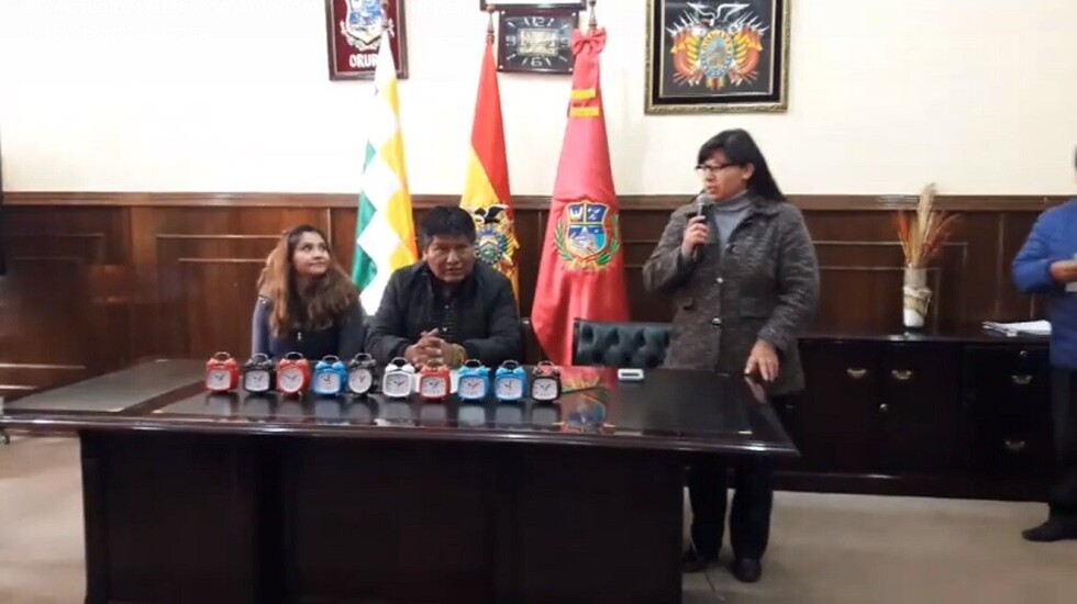 Gobernador de Oruro regala despertadores a los empleados que llegan tarde