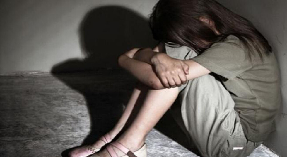 La citó, le dio una brutal golpiza y la violó
