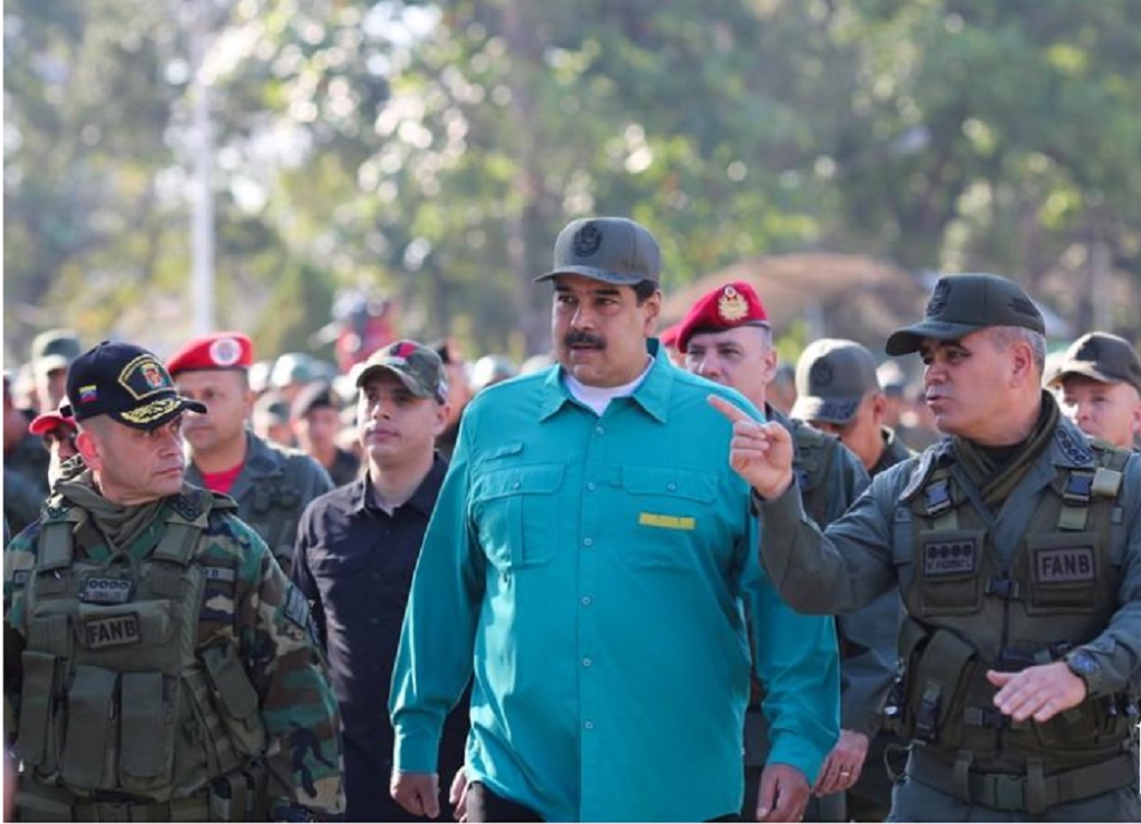 Maduro supervisa ejercicios con tanques para mostrar poderío militar de Venezuela
