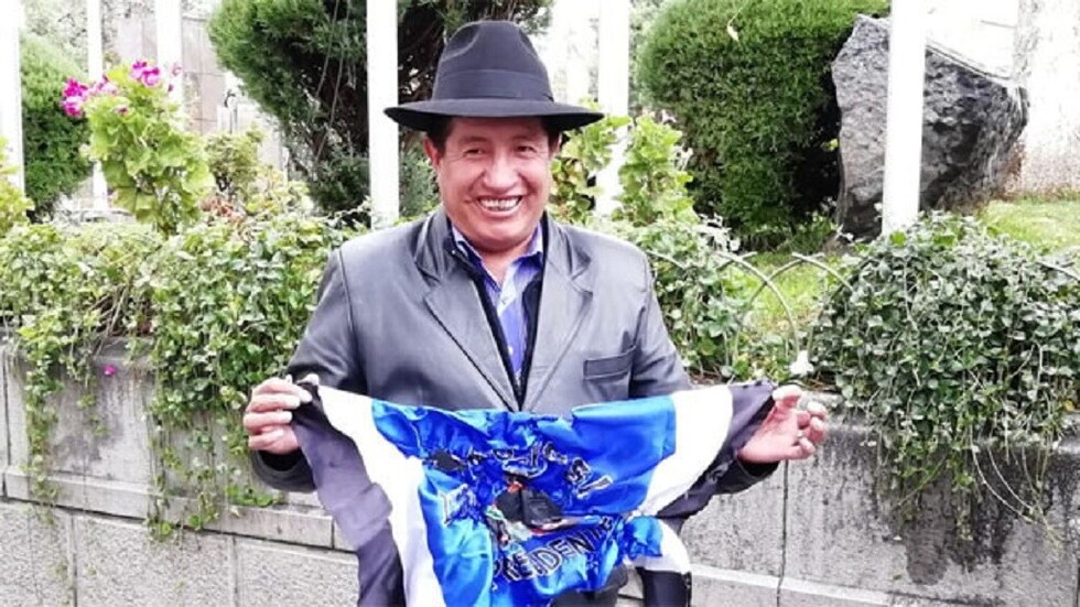 Quispe dice que el MAS ha muerto y quema su bandera