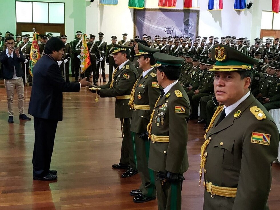 Cinco generales de la Policía reciben sables dorados