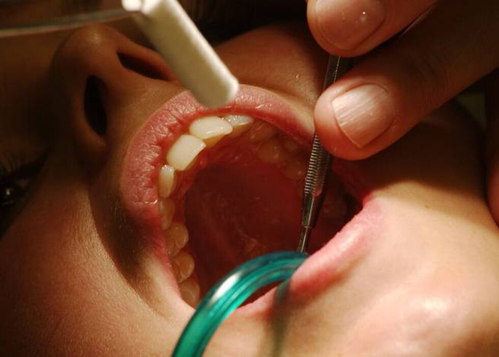 Fue a hacerse curar los dientes y el dentista la violó