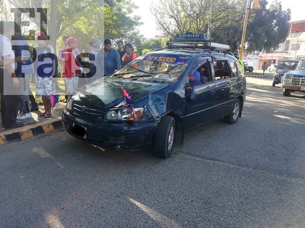 Taxi trufi colisionó con una motocicleta en la rotonda del Aeropuerto