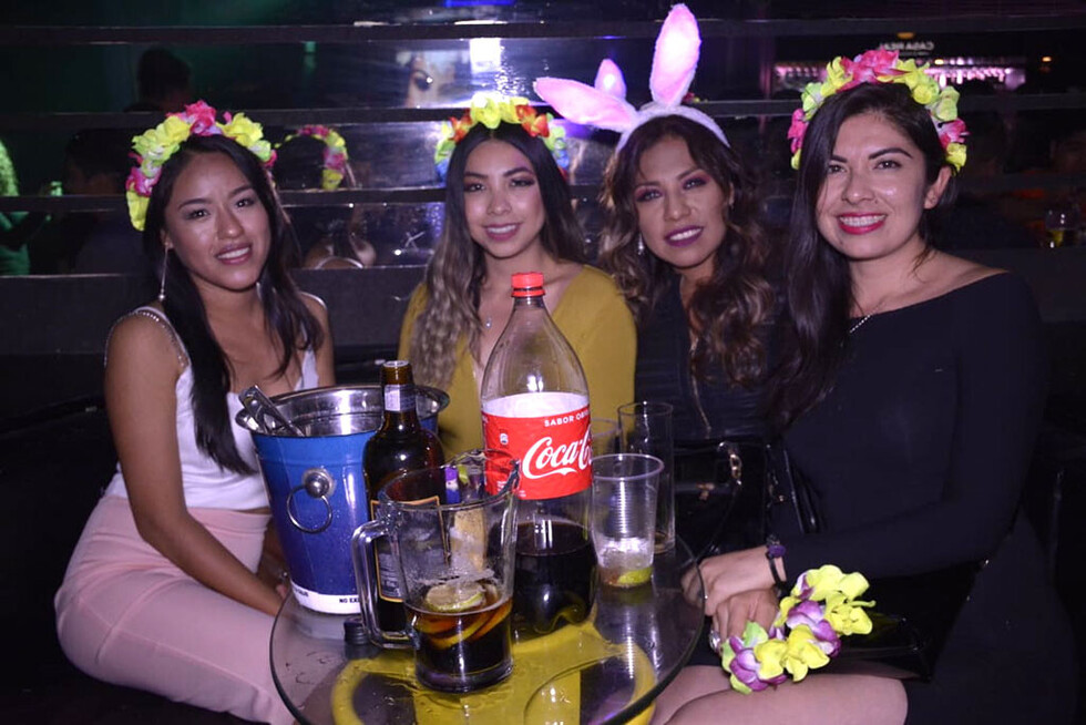 De fiesta   con amigos  y amigas