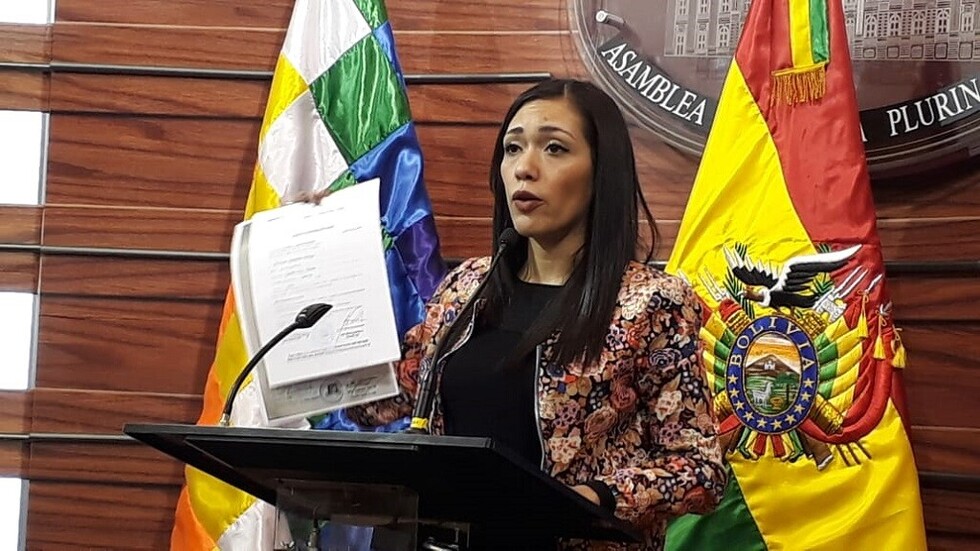 Adriana Salvatierra renuncia a la nacionalidad chilena y pide disculpas
